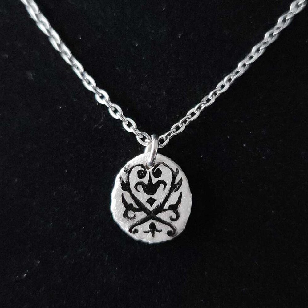 Gothic Versailles iridescent pearl necklace with a small silver chain